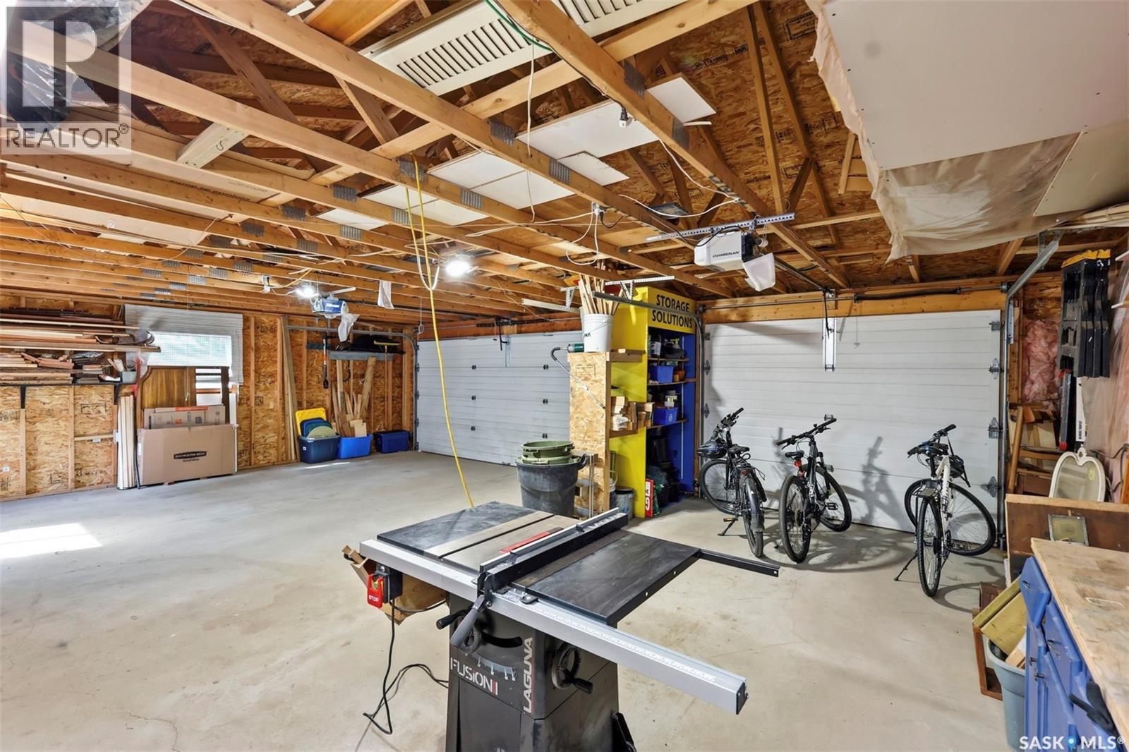 2002 Park Avenue, Saskatoon, SK - Indoor Photo Showing Garage