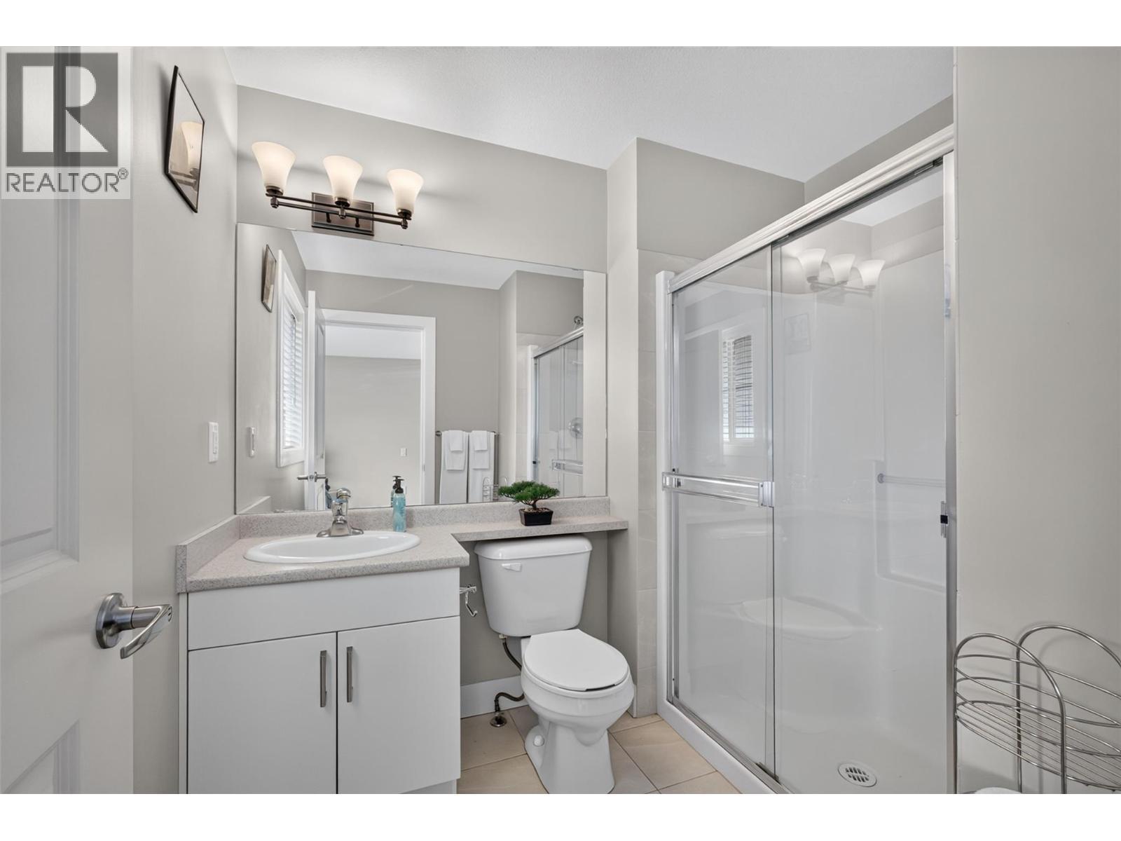 335 Gerstmar Road Unit# 3, Kelowna, BC - Indoor Photo Showing Bathroom