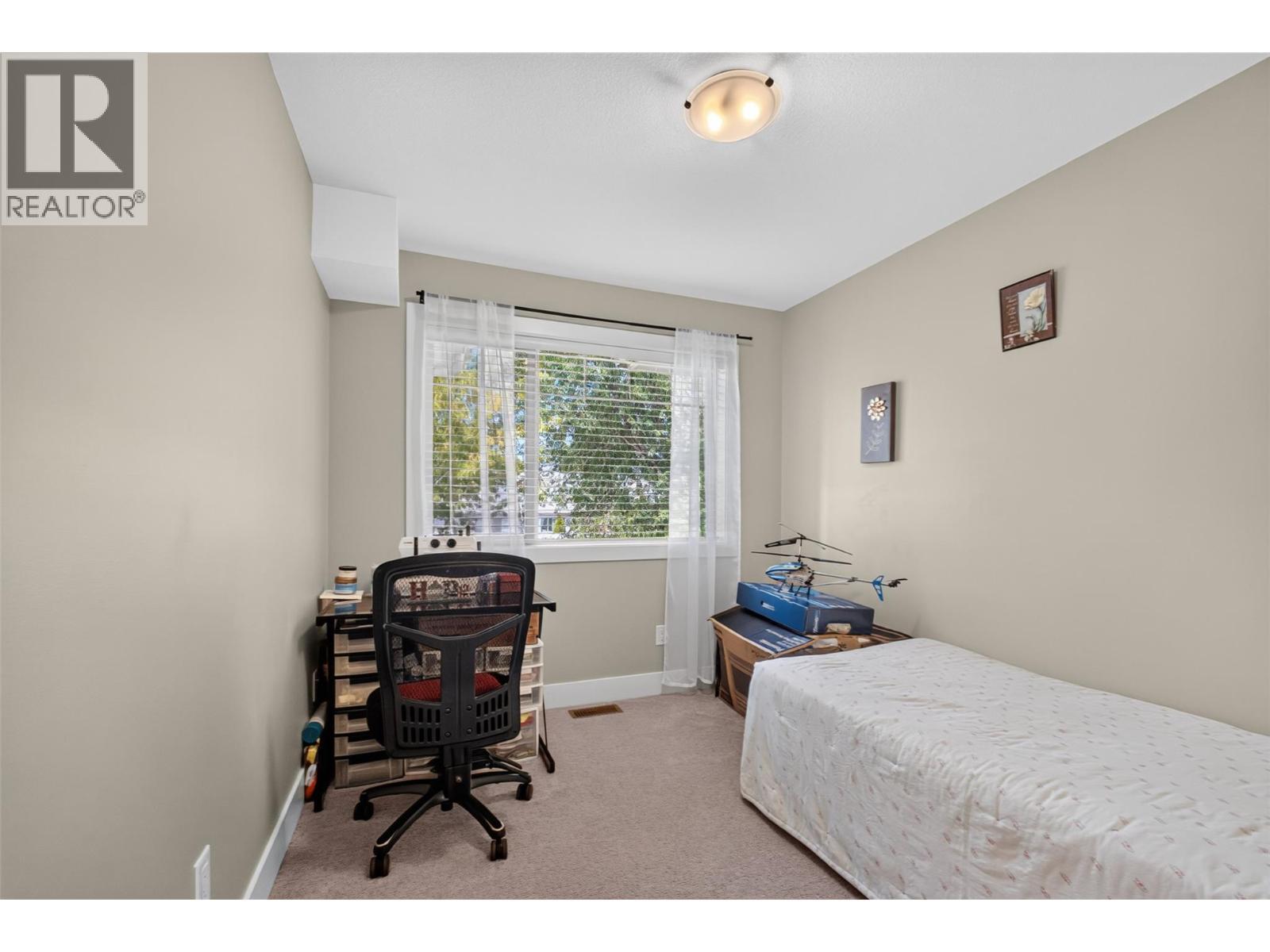 335 Gerstmar Road Unit# 3, Kelowna, BC - Indoor Photo Showing Bedroom