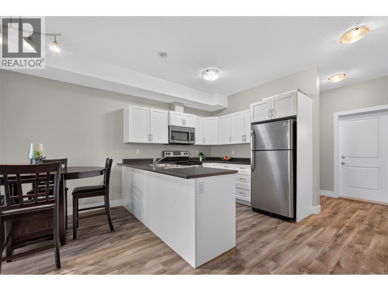 335 Gerstmar Road Unit# 3, Kelowna, BC - Indoor Photo Showing Kitchen