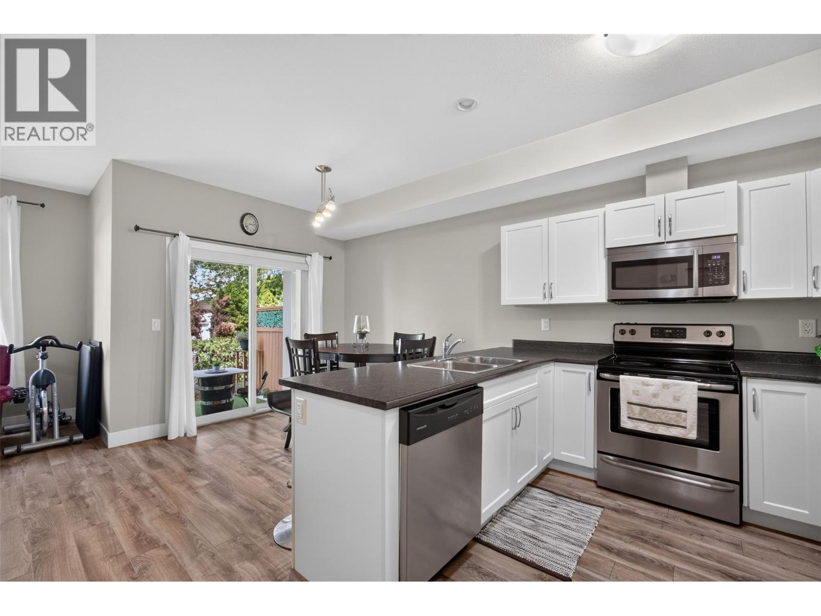 335 Gerstmar Road Unit# 3, Kelowna, BC - Indoor Photo Showing Kitchen With Double Sink