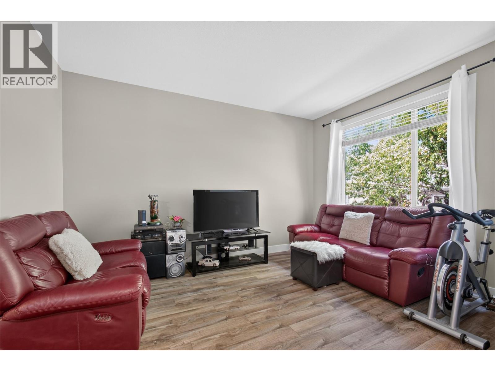 335 Gerstmar Road Unit# 3, Kelowna, BC - Indoor Photo Showing Living Room