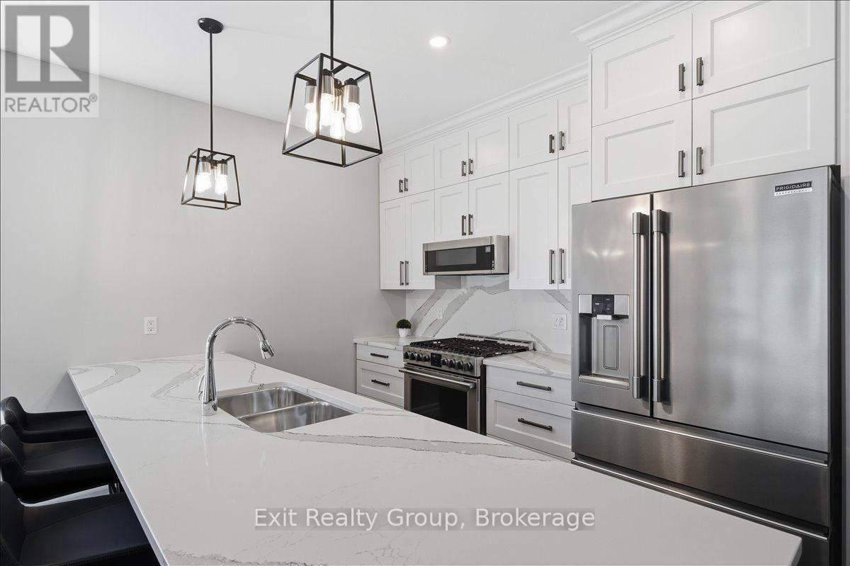 32 Wims Way, Belleville (Thurlow Ward), ON - Indoor Photo Showing Kitchen With Double Sink With Upgraded Kitchen