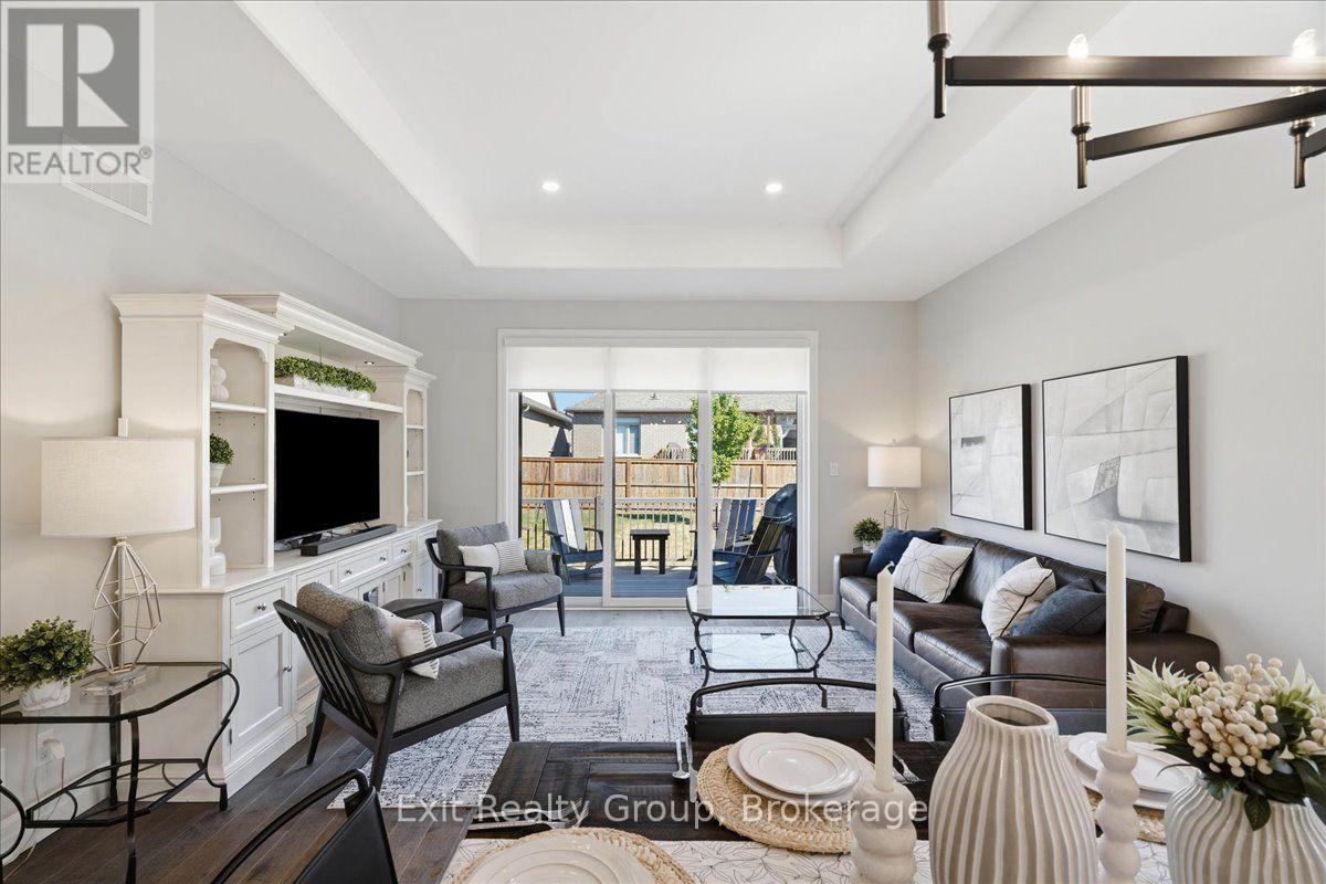 32 Wims Way, Belleville (Thurlow Ward), ON - Indoor Photo Showing Living Room