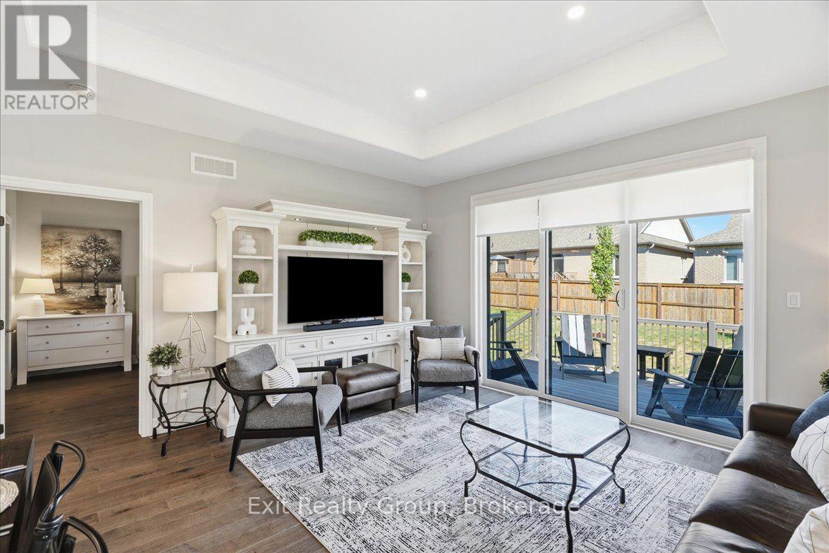 32 Wims Way, Belleville (Thurlow Ward), ON - Indoor Photo Showing Living Room