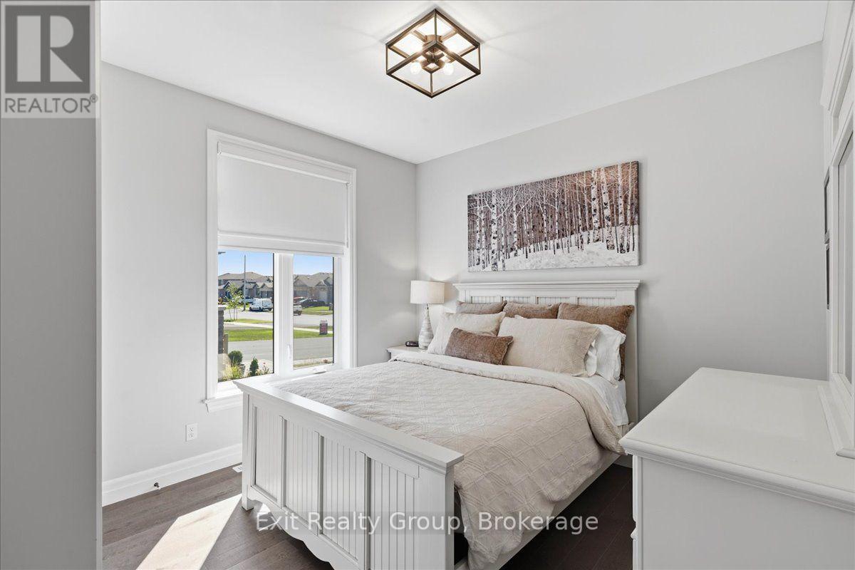 32 Wims Way, Belleville (Thurlow Ward), ON - Indoor Photo Showing Bedroom