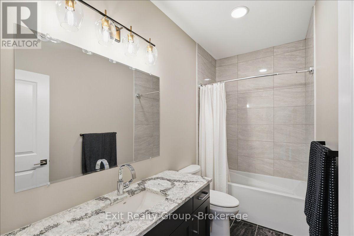 32 Wims Way, Belleville (Thurlow Ward), ON - Indoor Photo Showing Bathroom