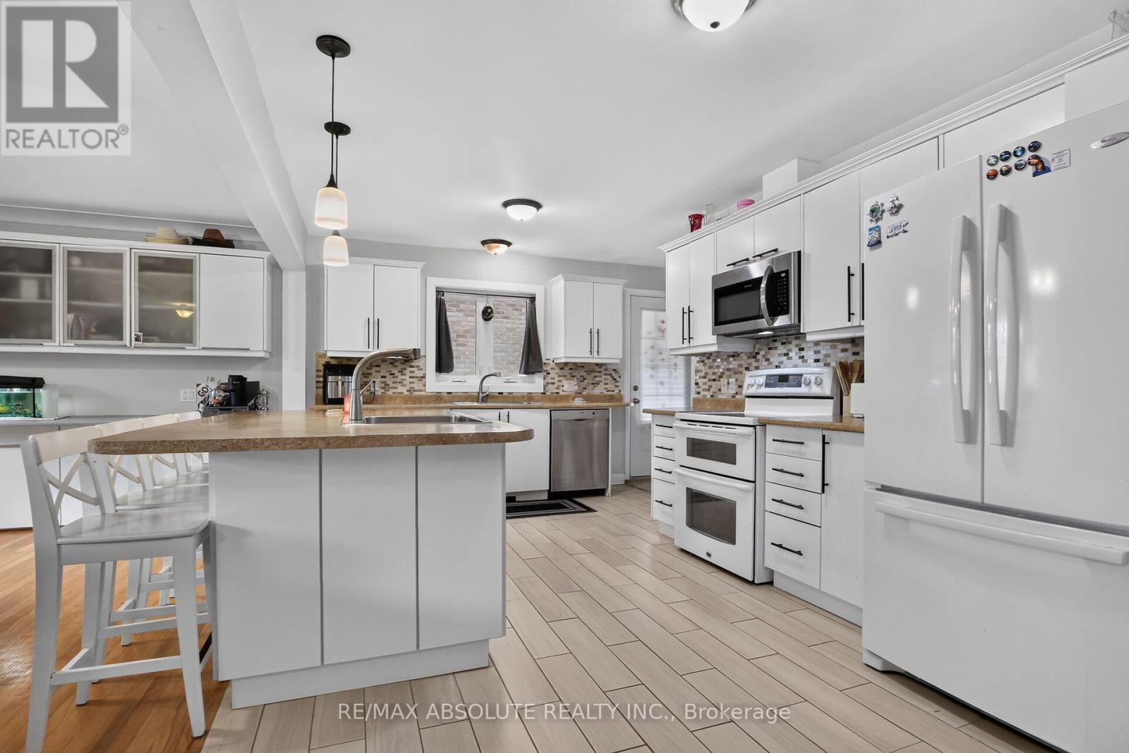 511 Penhill Avenue, Ottawa, ON - Indoor Photo Showing Kitchen With Upgraded Kitchen