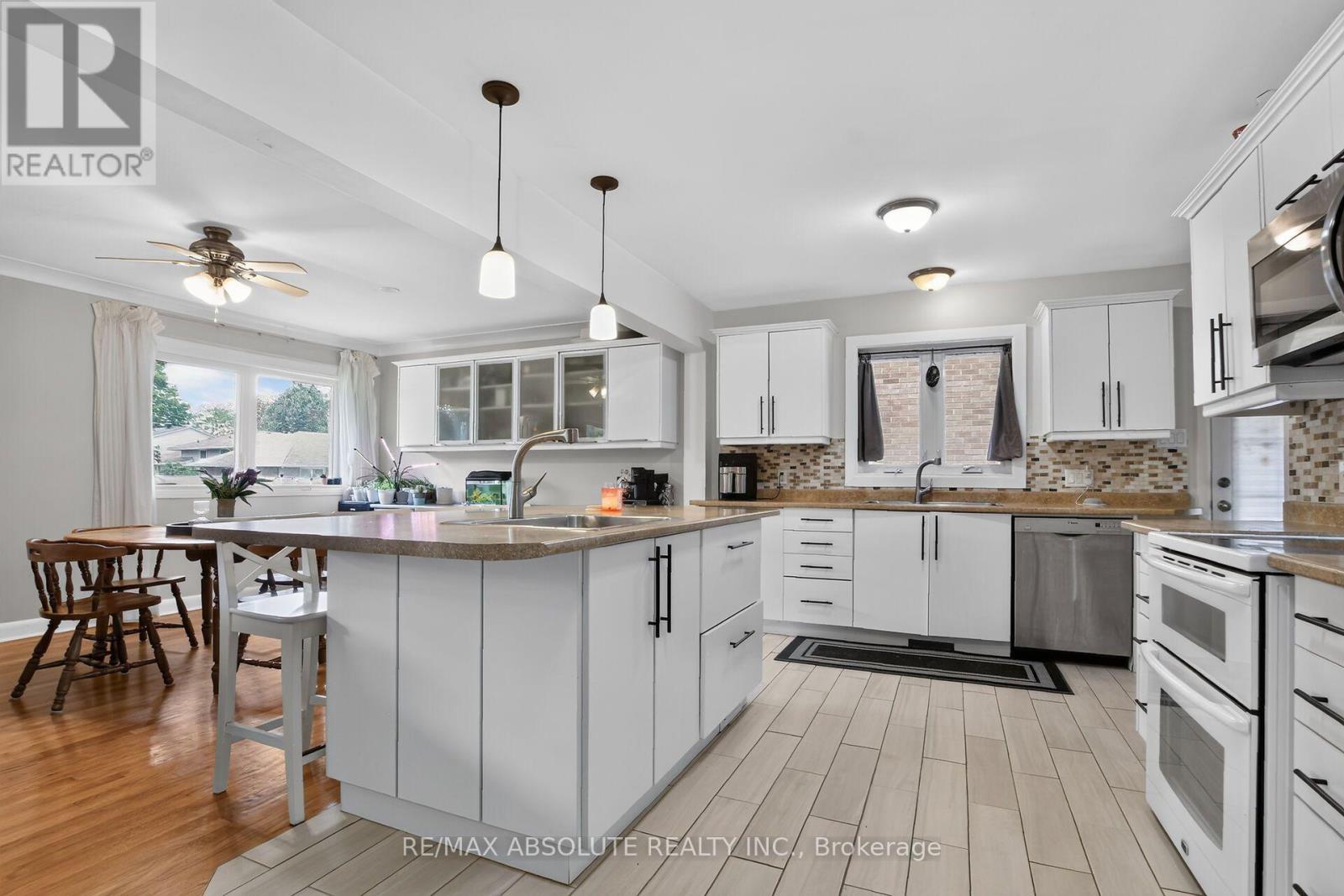 511 Penhill Avenue, Ottawa, ON - Indoor Photo Showing Kitchen With Upgraded Kitchen