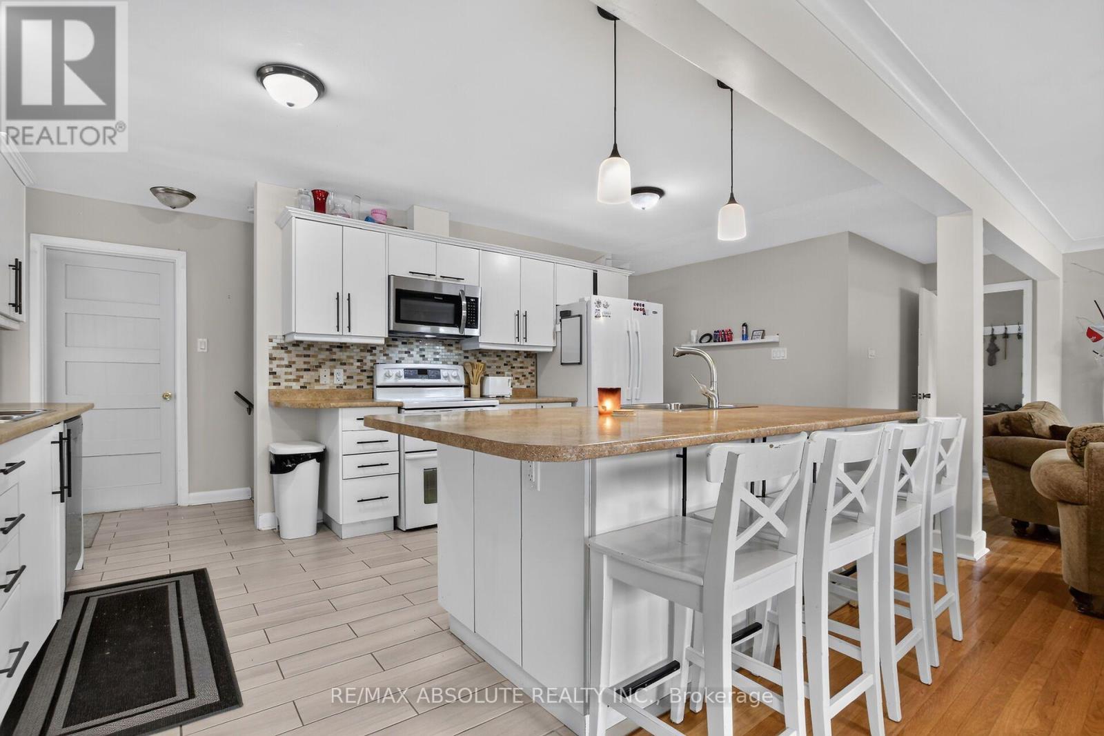 511 Penhill Avenue, Ottawa, ON - Indoor Photo Showing Kitchen With Double Sink With Upgraded Kitchen