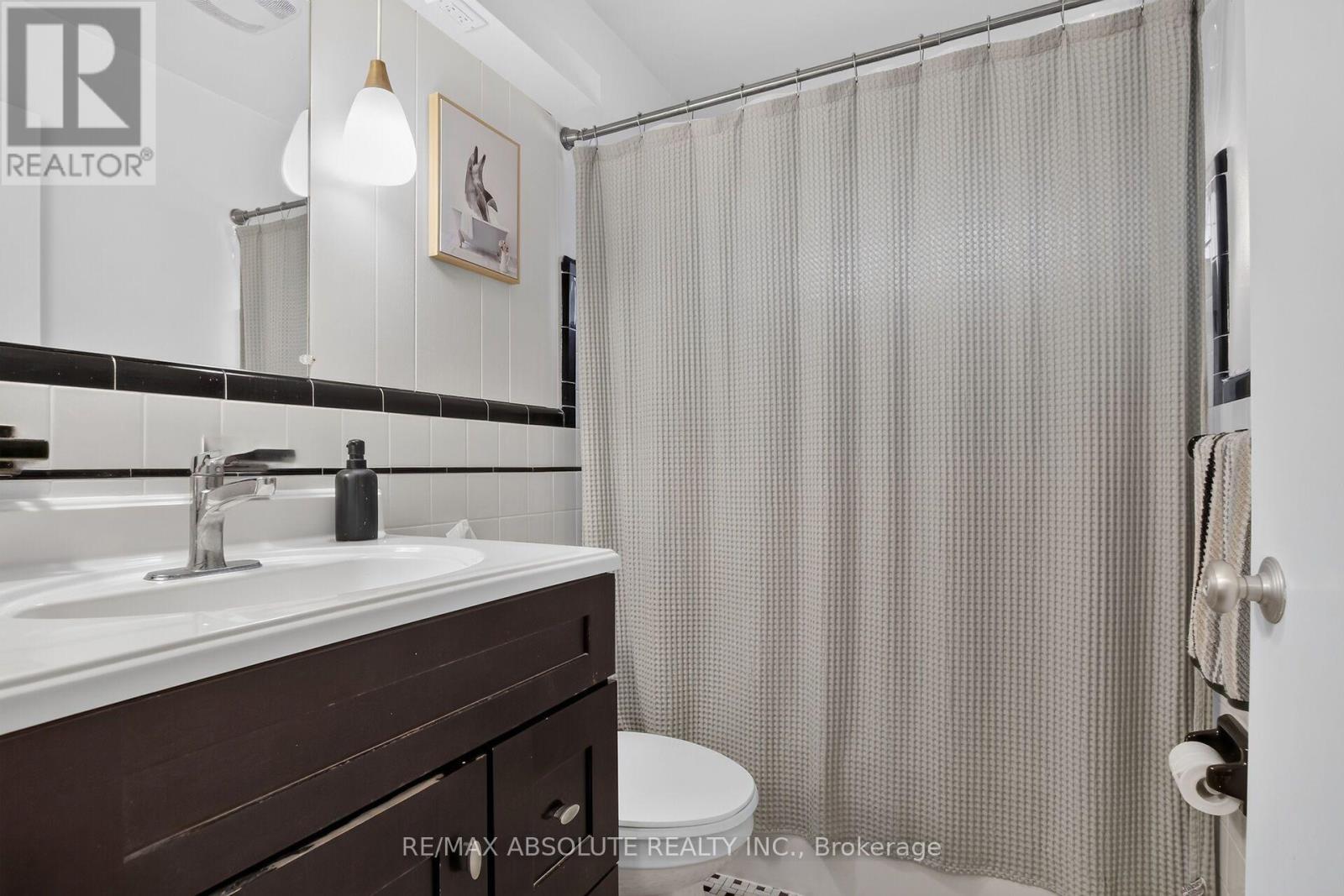511 Penhill Avenue, Ottawa, ON - Indoor Photo Showing Bathroom
