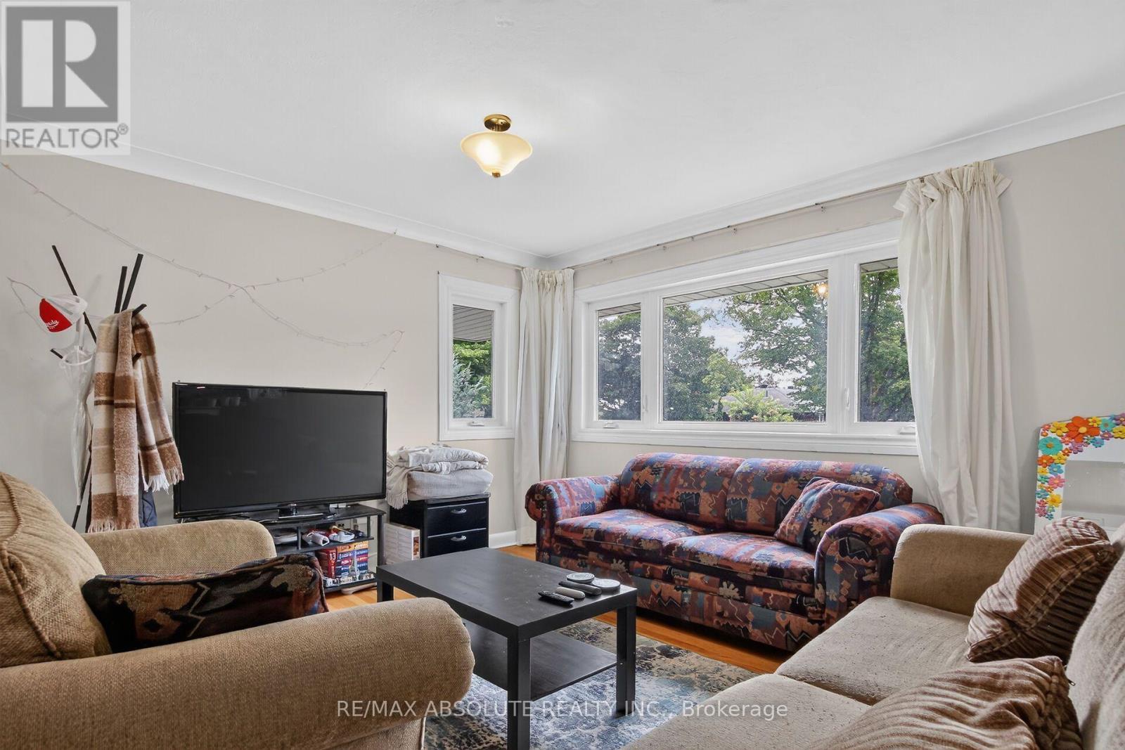 511 Penhill Avenue, Ottawa, ON - Indoor Photo Showing Living Room