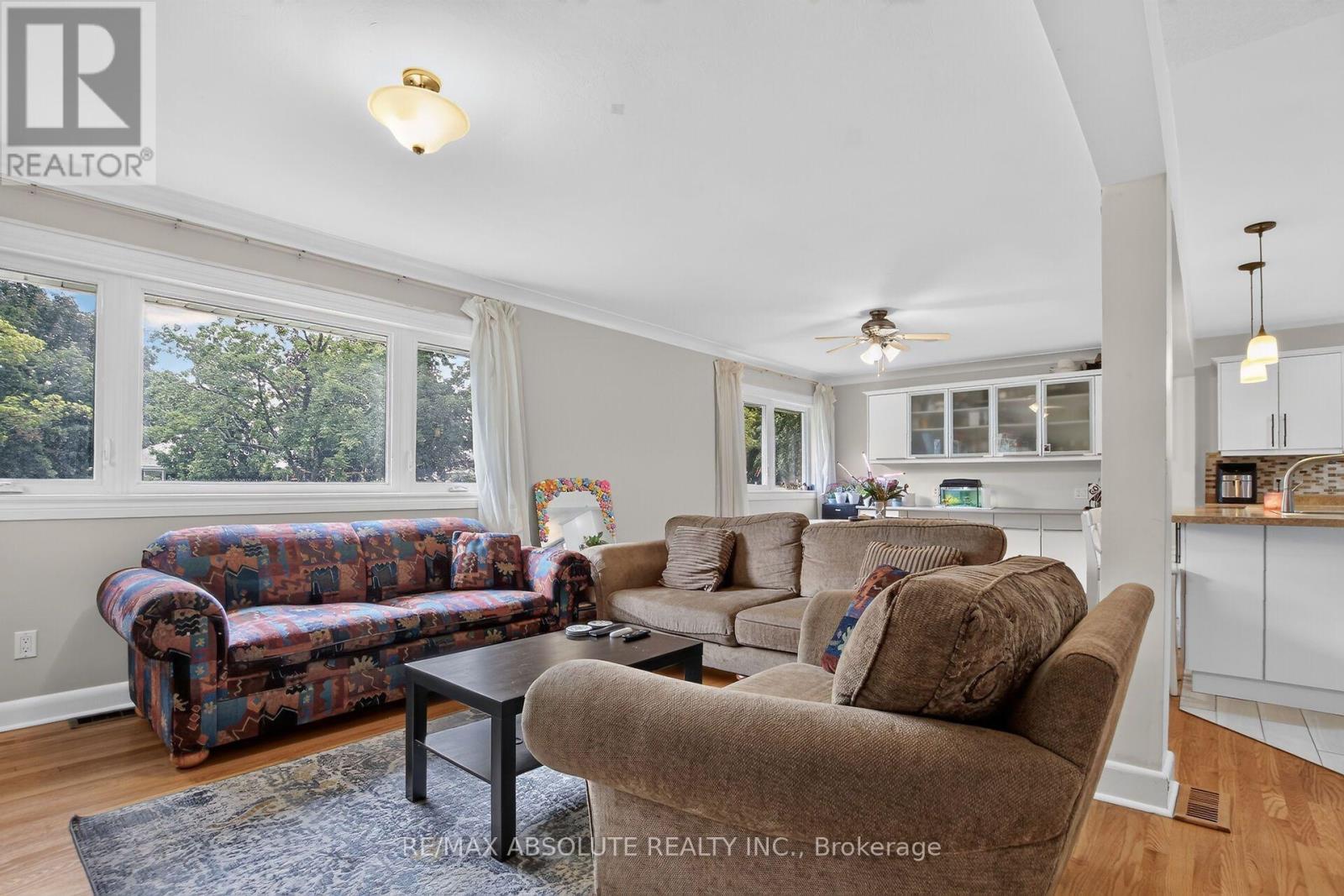 511 Penhill Avenue, Ottawa, ON - Indoor Photo Showing Living Room