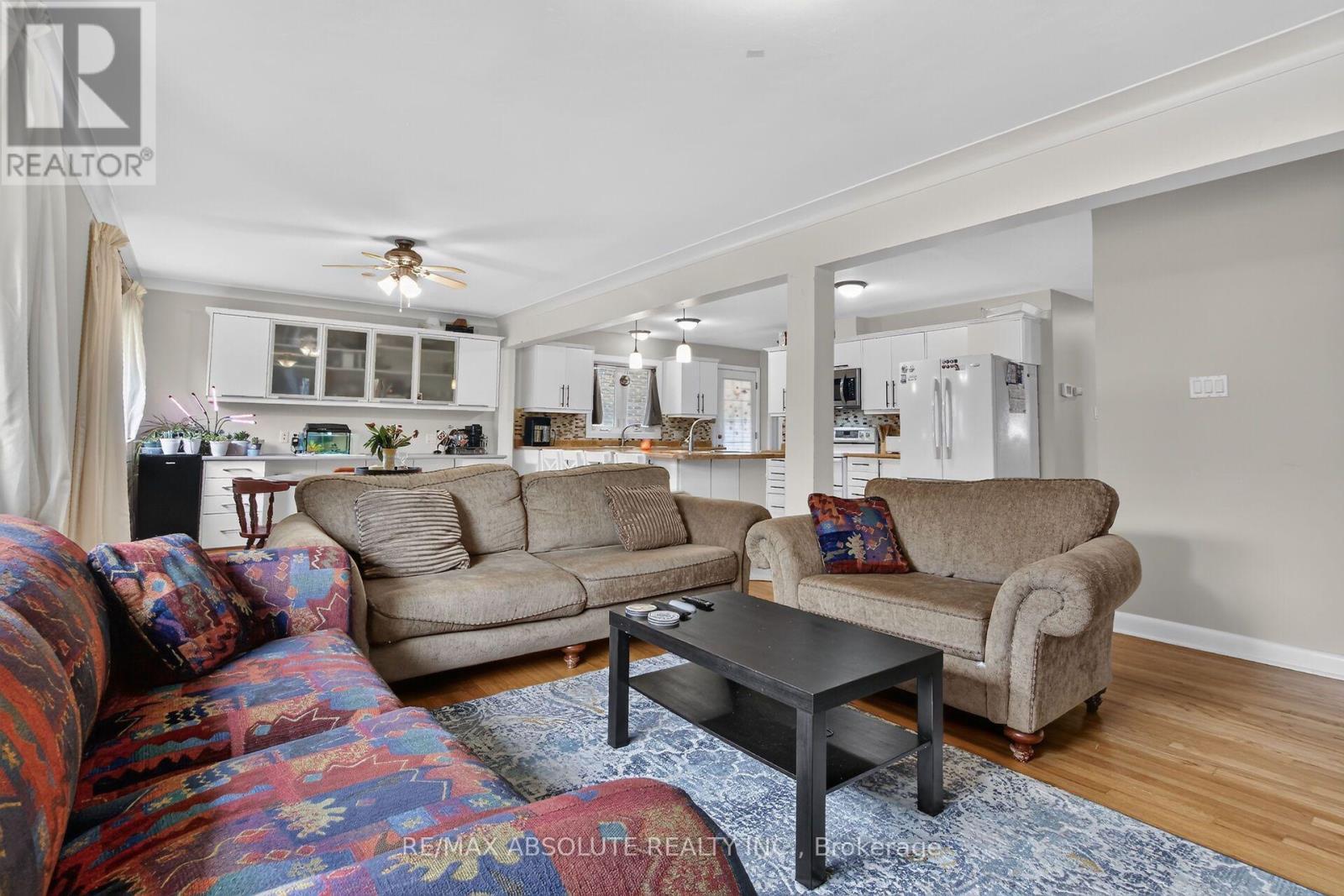 511 Penhill Avenue, Ottawa, ON - Indoor Photo Showing Living Room