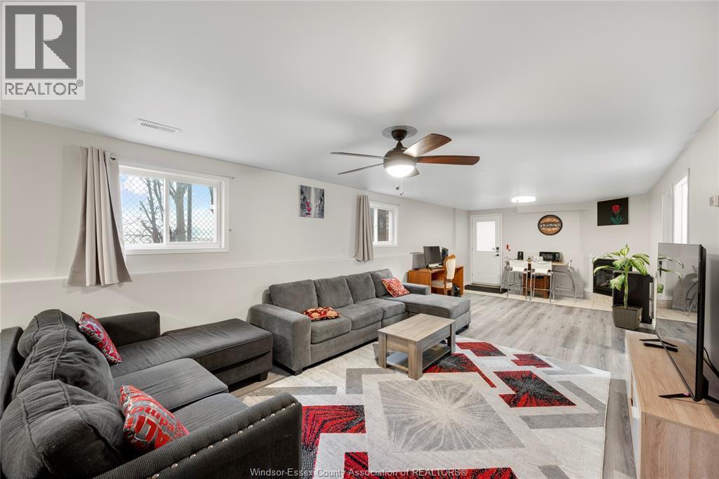 4574 Tumbleweed Crescent, Windsor, ON - Indoor Photo Showing Living Room