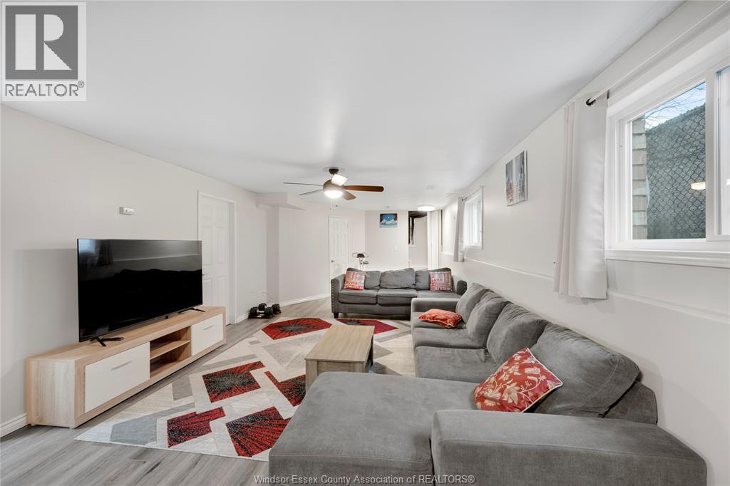 4574 Tumbleweed Crescent, Windsor, ON - Indoor Photo Showing Living Room