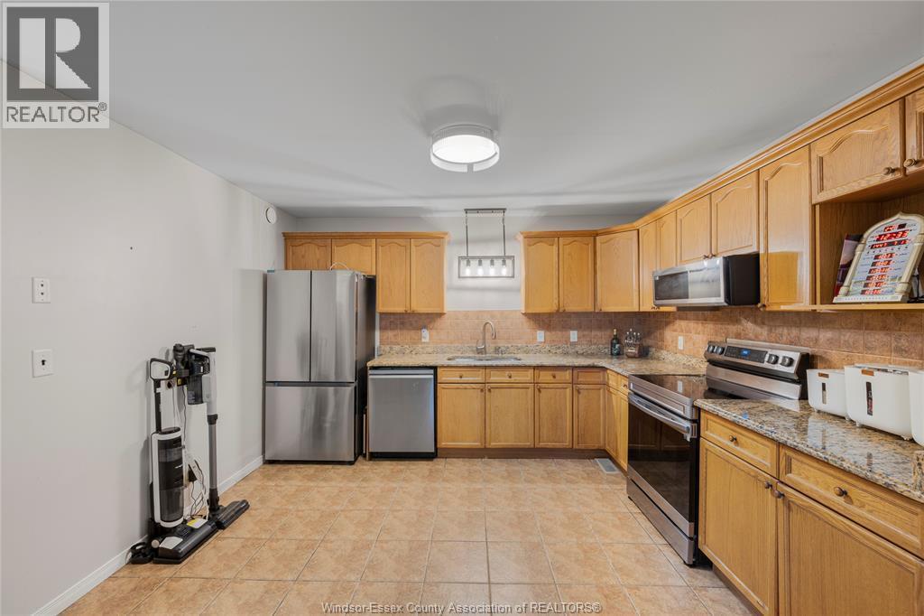 4574 Tumbleweed Crescent, Windsor, ON - Indoor Photo Showing Kitchen