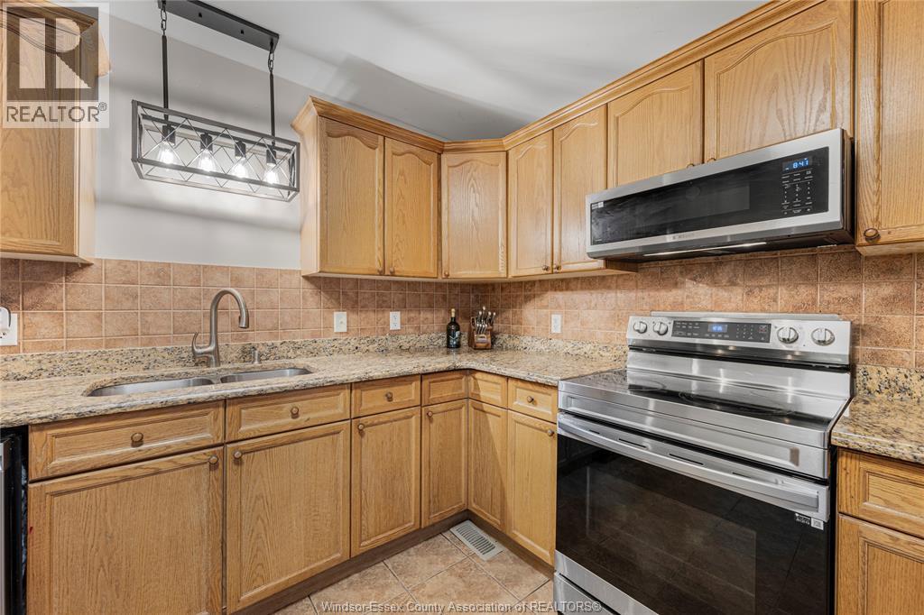 4574 Tumbleweed Crescent, Windsor, ON - Indoor Photo Showing Kitchen With Double Sink