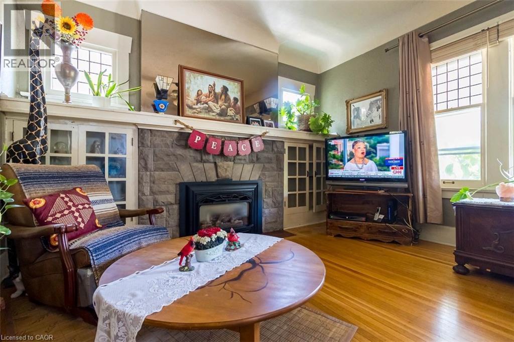 121 Eastbourne Avenue, Hamilton, ON - Indoor With Fireplace