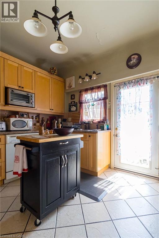 121 Eastbourne Avenue, Hamilton, ON - Indoor Photo Showing Kitchen