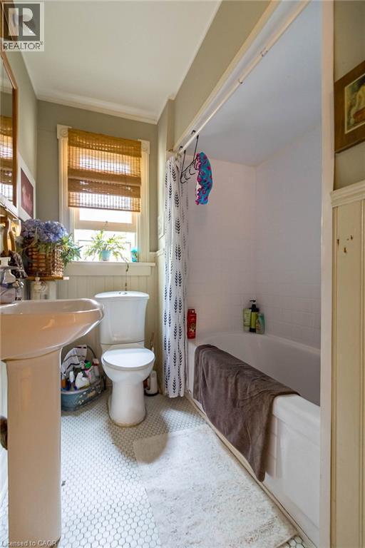 121 Eastbourne Avenue, Hamilton, ON - Indoor Photo Showing Bathroom