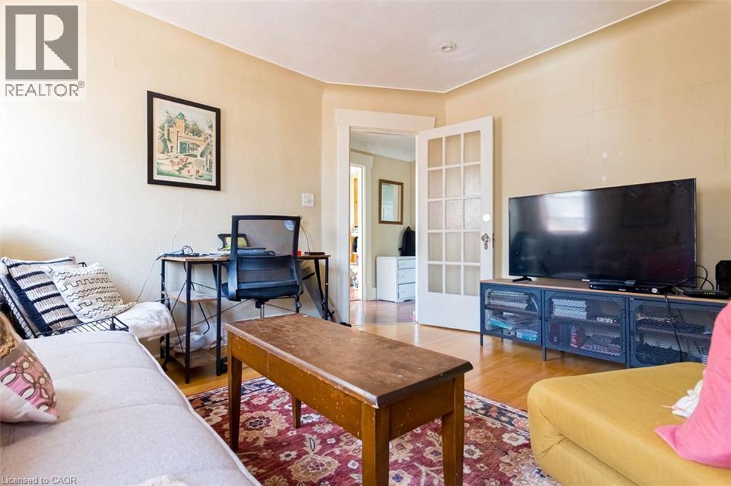 121 Eastbourne Avenue, Hamilton, ON - Indoor Photo Showing Living Room