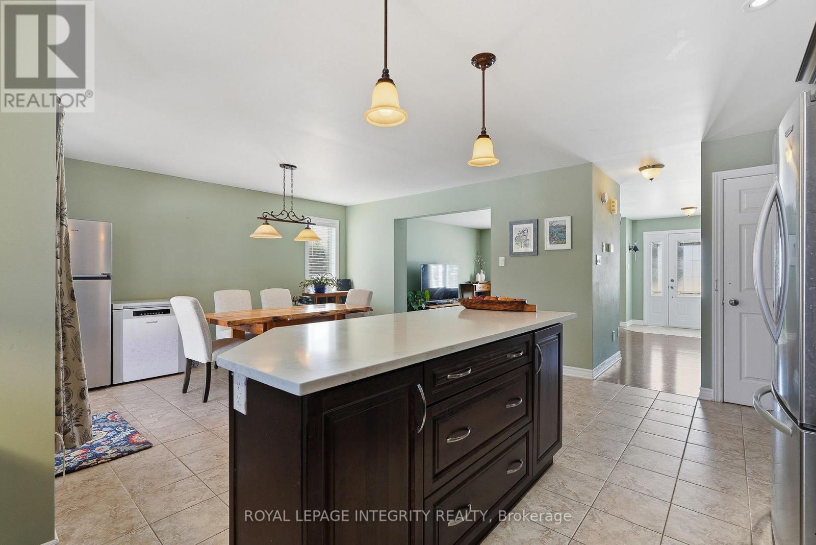 large kitchen island - 53 Beaver Lane, The Nation, ON - Indoor