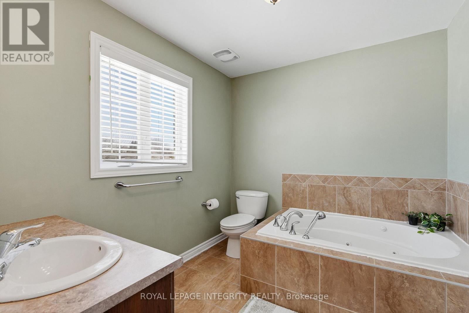bright ensuite - 53 Beaver Lane, The Nation, ON - Indoor Photo Showing Bathroom