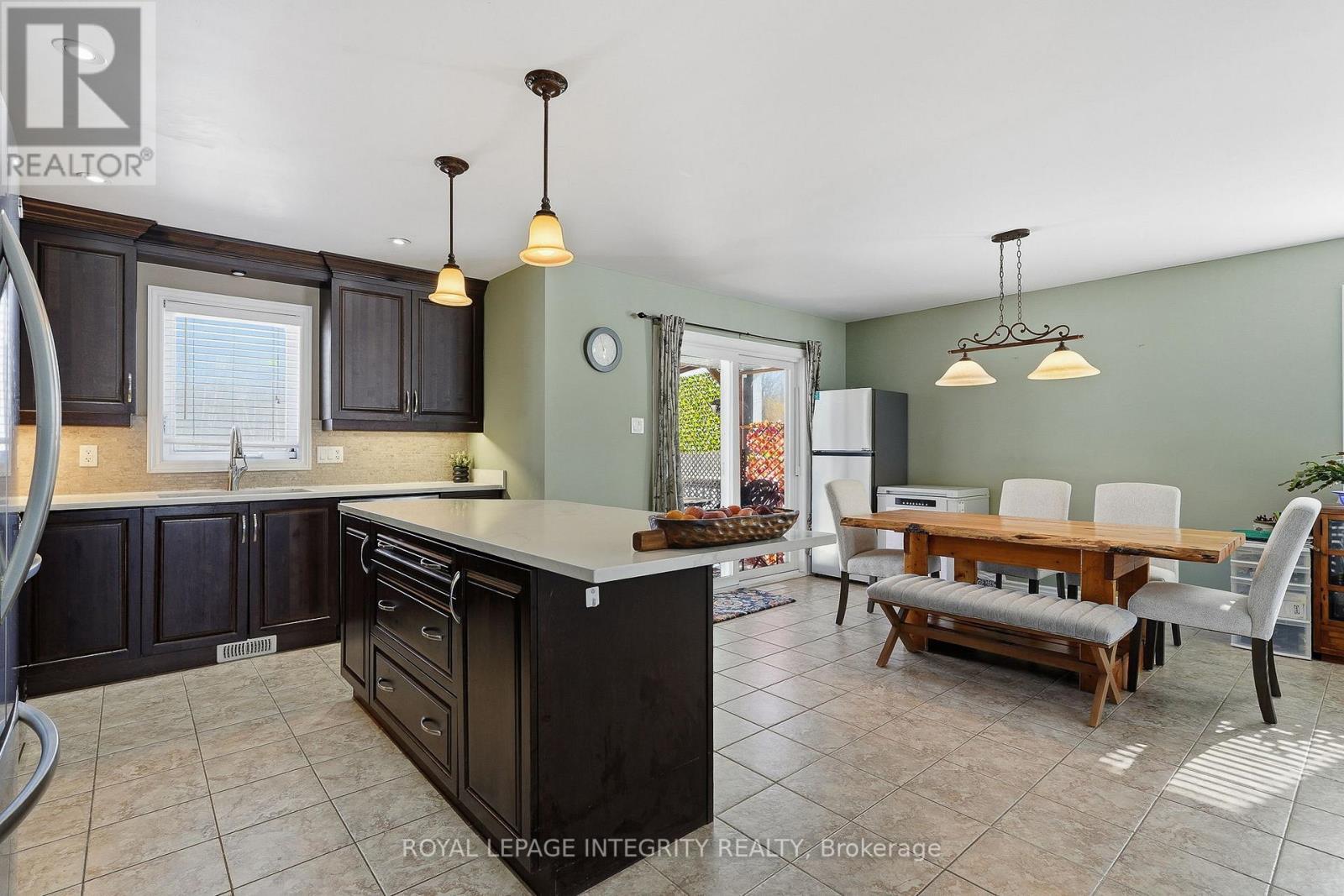 combined kitchen and eating area - 53 Beaver Lane, The Nation, ON - Indoor