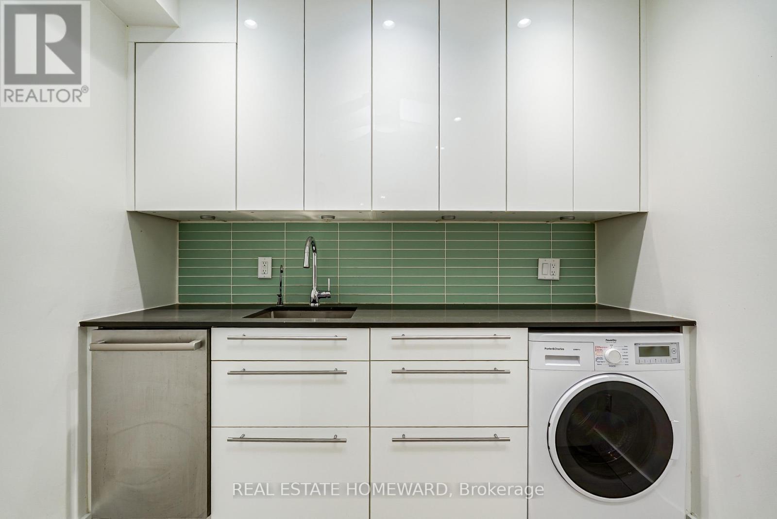 206 - 100 Oriole Parkway, Toronto, ON - Indoor Photo Showing Laundry Room