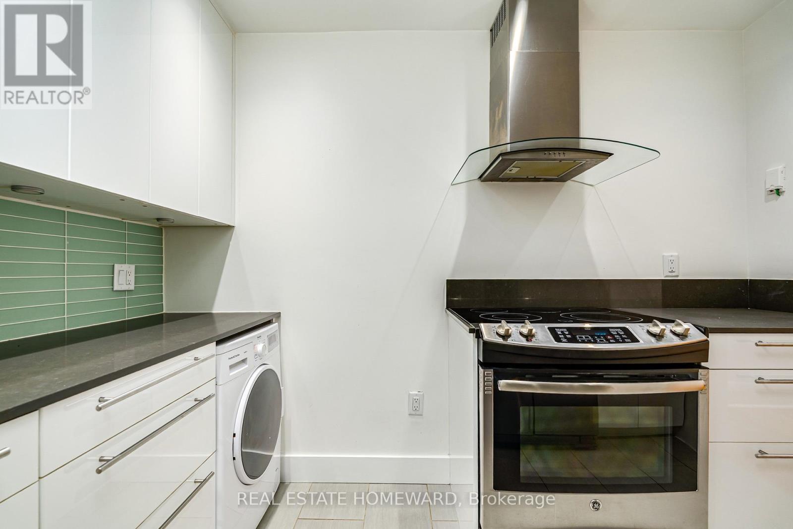 206 - 100 Oriole Parkway, Toronto, ON - Indoor Photo Showing Laundry Room