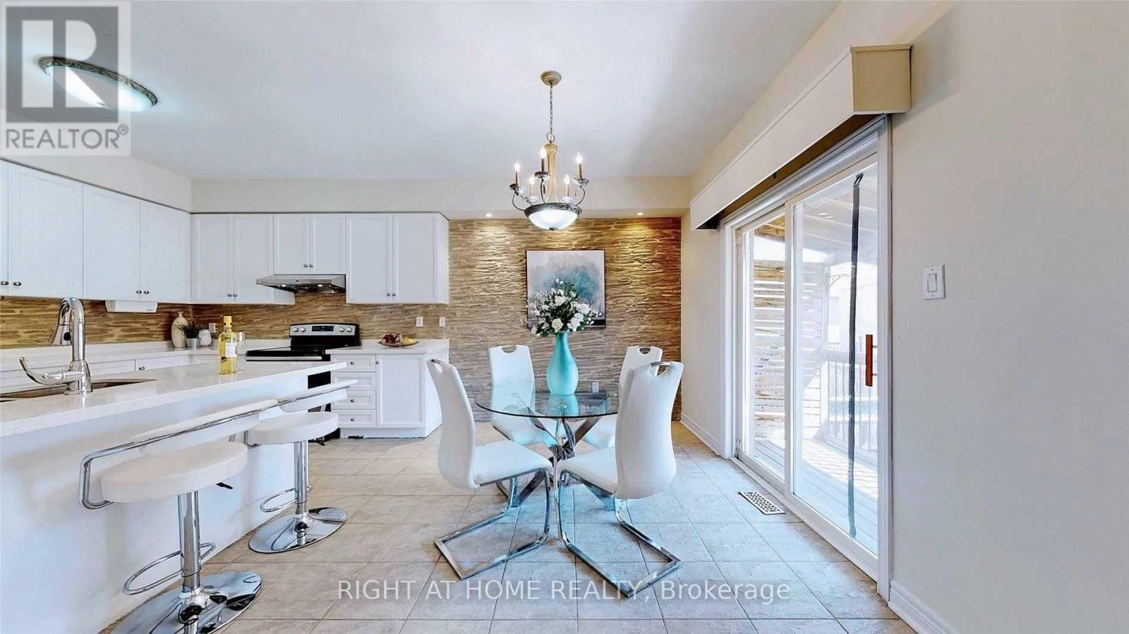 46 Danpatrick Drive, Richmond Hill, ON - Indoor Photo Showing Kitchen