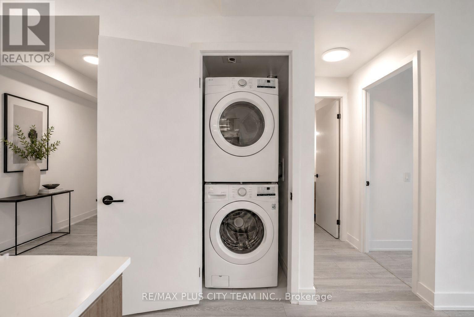 303 - 1285 Queen Street E, Toronto, ON - Indoor Photo Showing Laundry Room