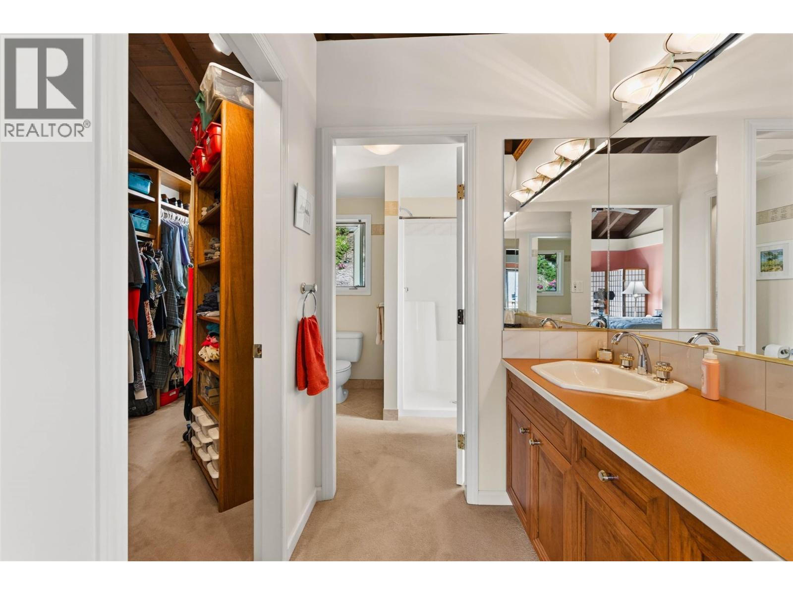 6714 3A Highway, Nelson, BC - Indoor Photo Showing Bathroom