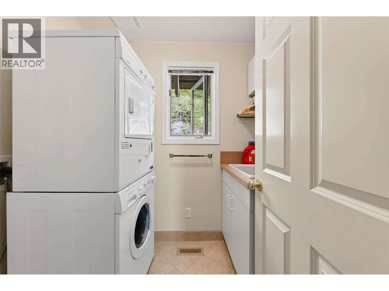 6714 3A Highway, Nelson, BC - Indoor Photo Showing Laundry Room