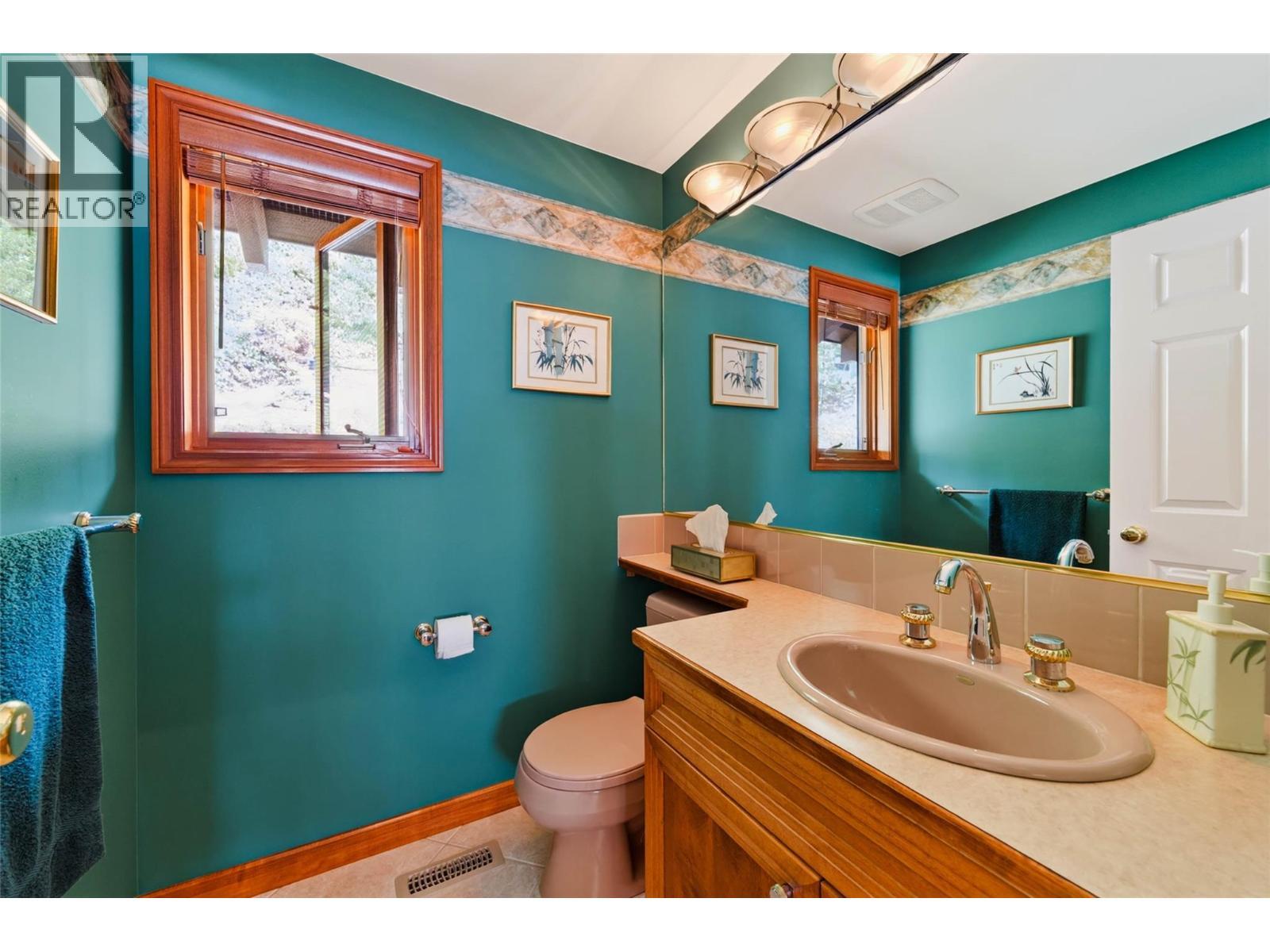 6714 3A Highway, Nelson, BC - Indoor Photo Showing Bathroom