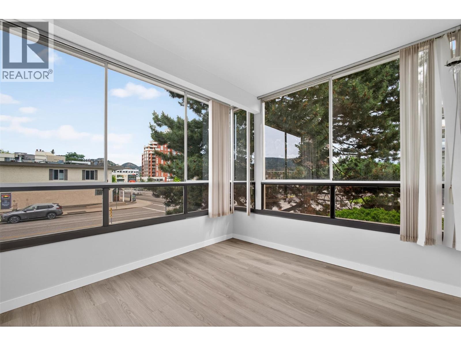 Glassed in sunroom - 1610 Gordon Drive Unit# 101 Lot# 1, Kelowna, BC - Indoor Photo Showing Other Room