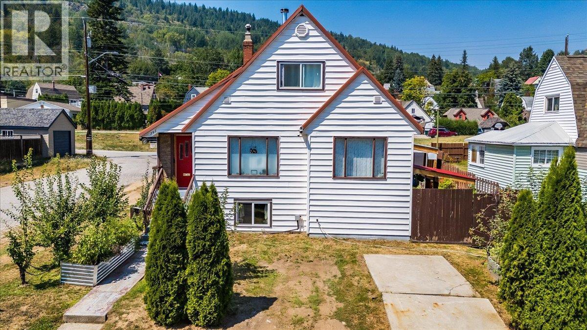 795 Kipling Street, Warfield, BC - Outdoor