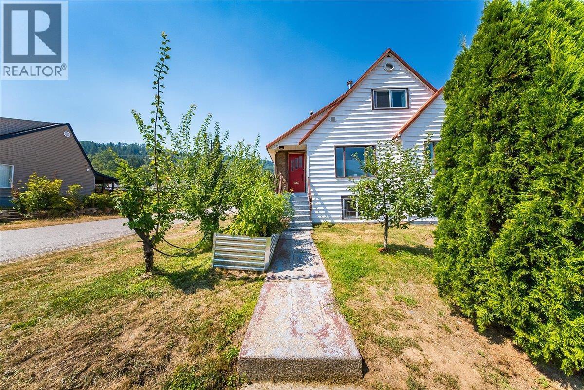795 Kipling Street, Warfield, BC - Outdoor