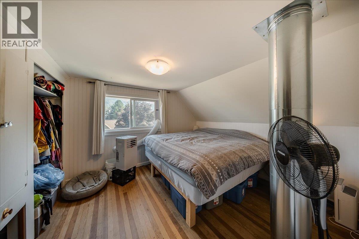 795 Kipling Street, Warfield, BC - Indoor Photo Showing Bedroom