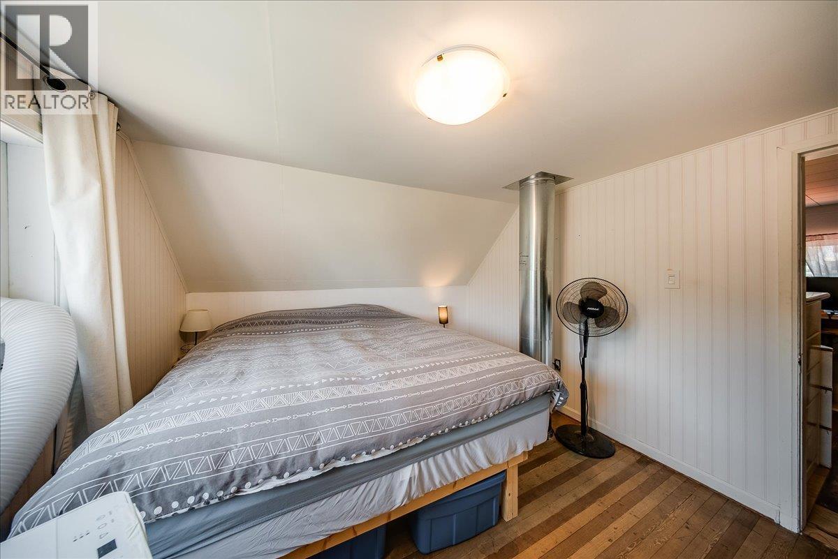 795 Kipling Street, Warfield, BC - Indoor Photo Showing Bedroom