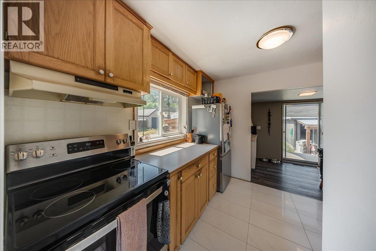 795 Kipling Street, Warfield, BC - Indoor Photo Showing Kitchen