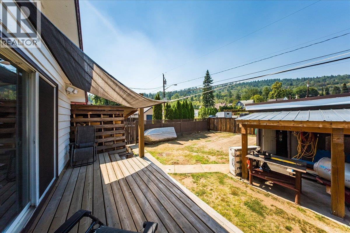 795 Kipling Street, Warfield, BC - Outdoor With Deck Patio Veranda