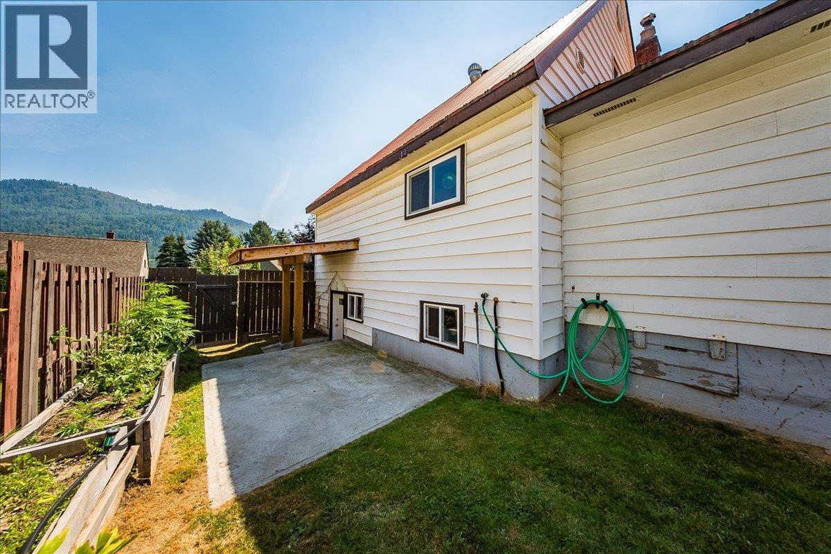 795 Kipling Street, Warfield, BC - Outdoor With Exterior