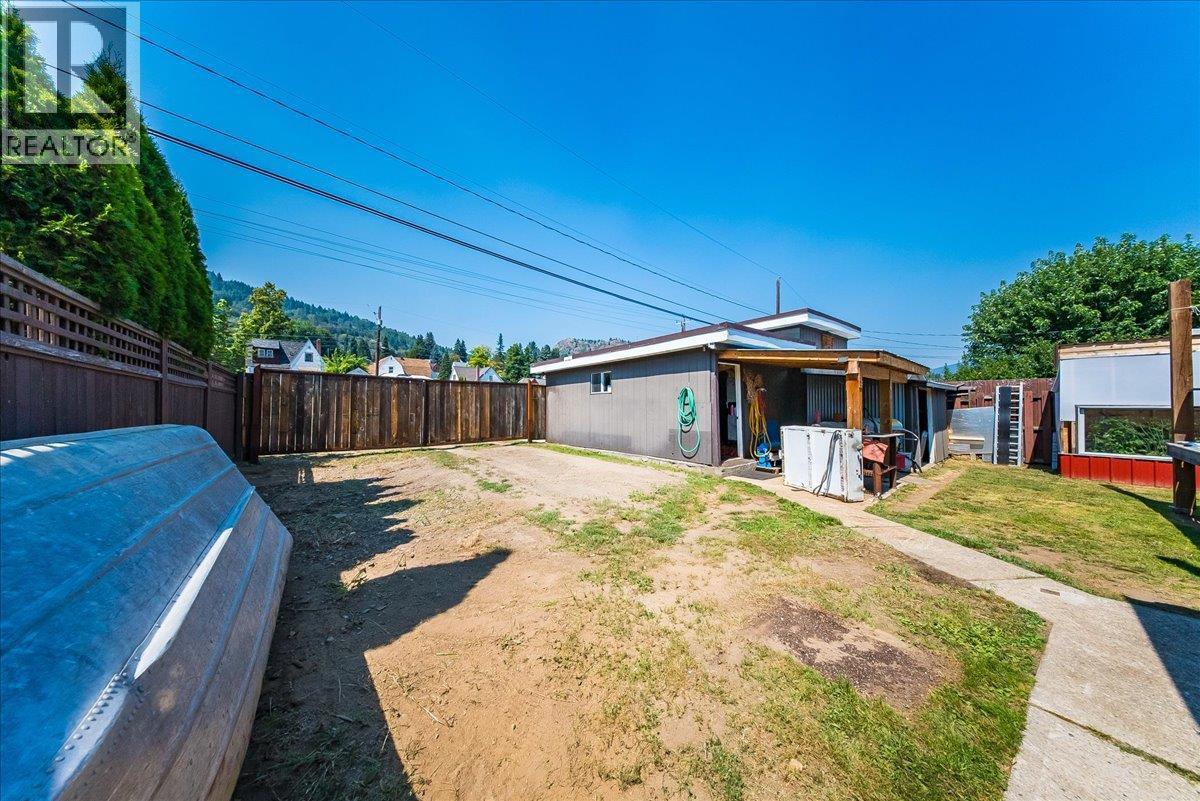 795 Kipling Street, Warfield, BC - Outdoor