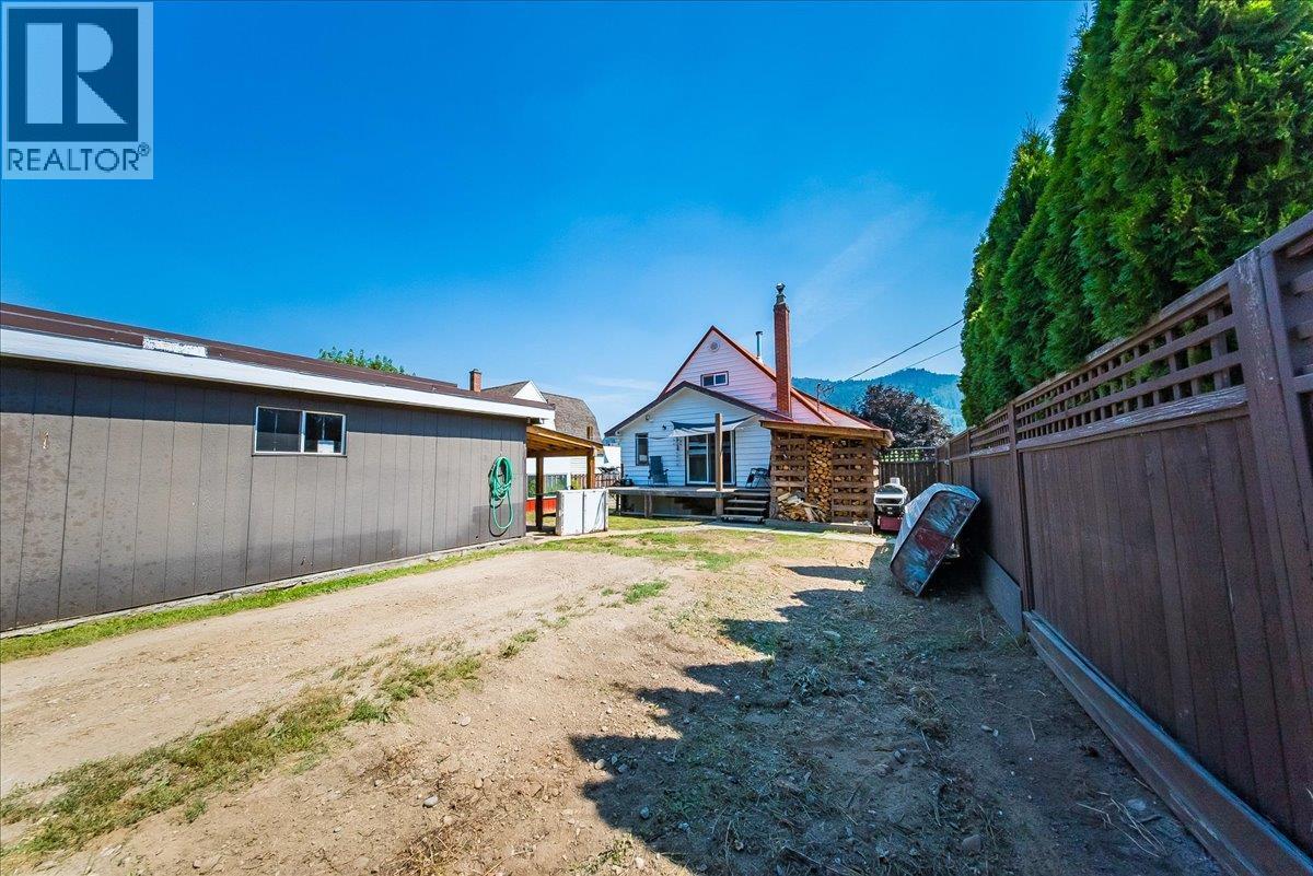 795 Kipling Street, Warfield, BC - Outdoor