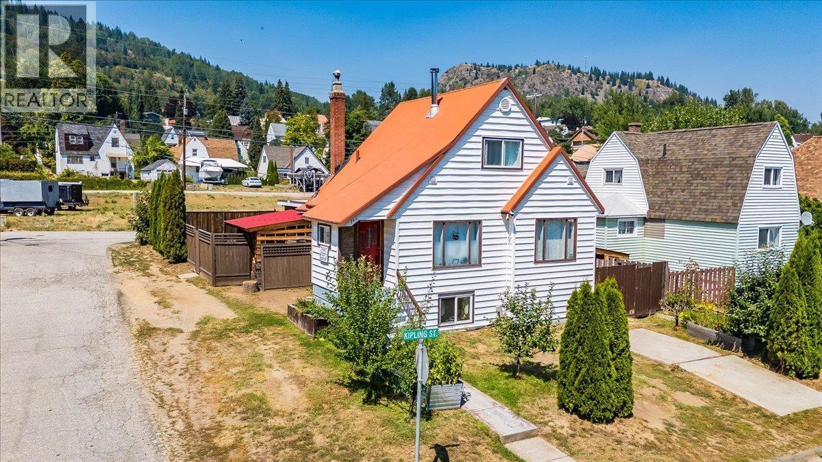 795 Kipling Street, Warfield, BC - Outdoor