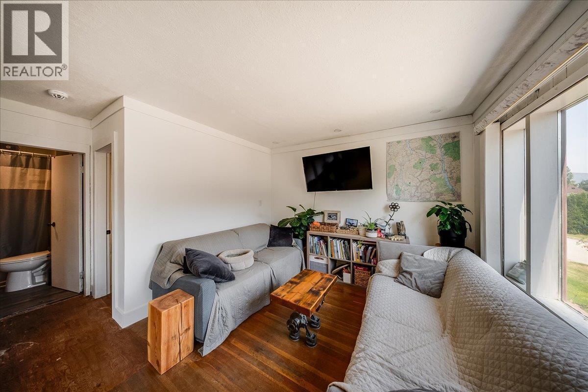 795 Kipling Street, Warfield, BC - Indoor Photo Showing Living Room