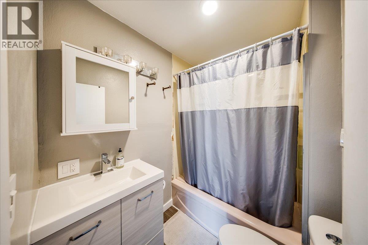 795 Kipling Street, Warfield, BC - Indoor Photo Showing Bathroom