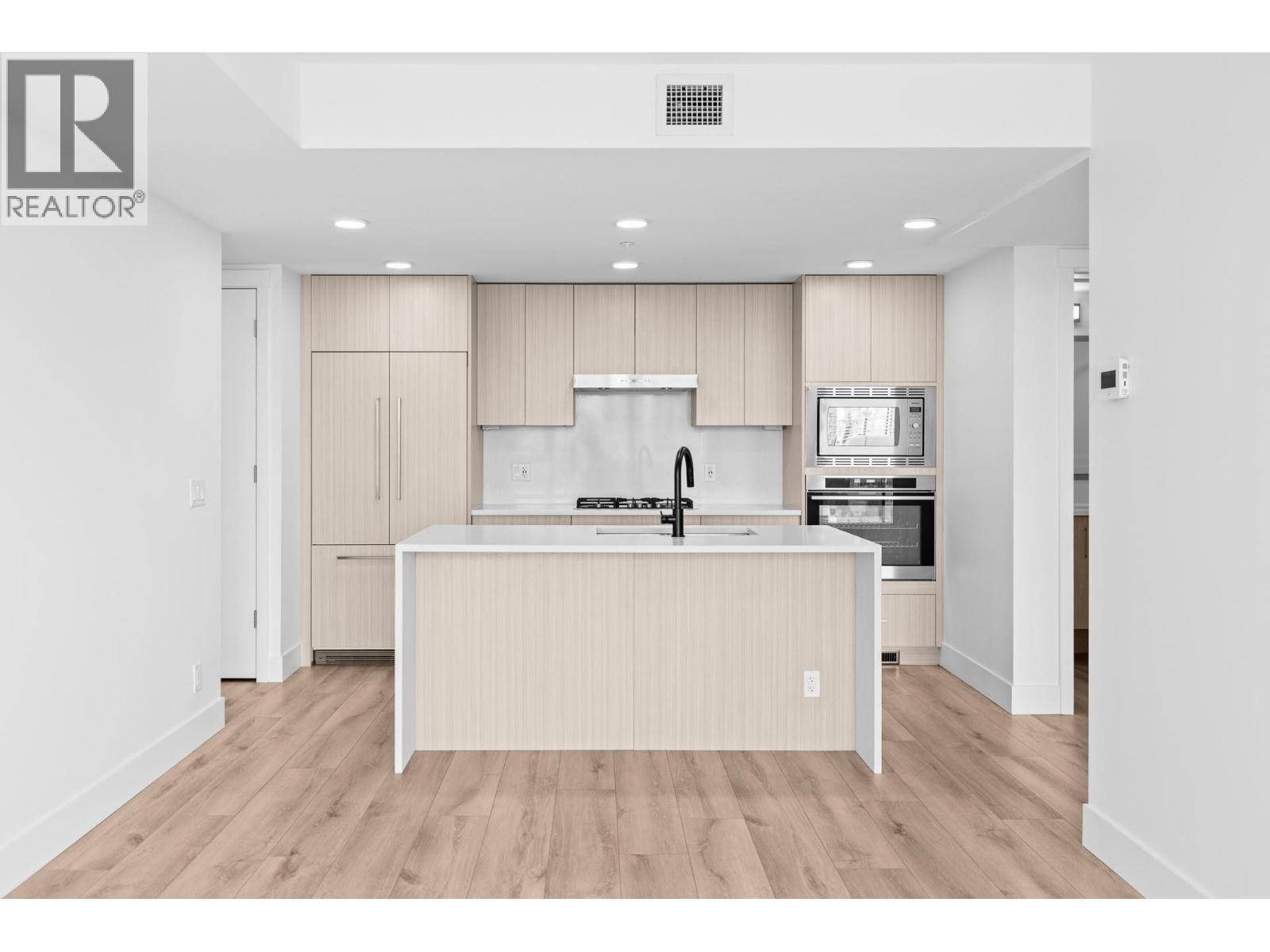 1588 Ellis Street Unit# 1101, Kelowna, BC - Indoor Photo Showing Kitchen